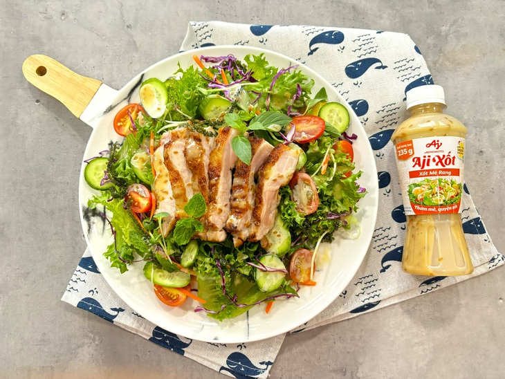 Món salad sẽ trở nên đậm đà hấp dẫn khi được rưới Xốt mè rang Aji-Xốt.