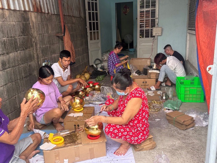 Nhóm thợ tất bật làm phụ kiện trang trí lên trái dừa, chủ cơ sở cho hay dịp cao điểm là 10 ngày trước Tết, mỗi ngày làm cả trăm quả để kịp đáp ứng thị trường