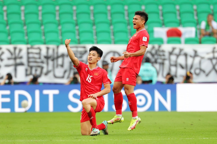 Nguyễn Đình Bắc (trái) mừng bàn thắng vào lưới Nhật Bản - Ảnh: GETTY IMAGES