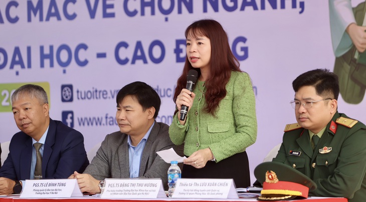 PGS.TS Đặng Thị Thu Hương, phó hiệu trưởng Trường đại học Khoa học xã hội và Nhân văn (Đại học  Quốc gia Hà Nội), đang tư vấn cho học sinh Thanh Hóa - Ảnh: NGUYỄN KHÁNH