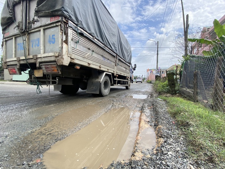 Xe tải trọng lớn cày nát đường dân sinh - Ảnh: LÊ TRUNG