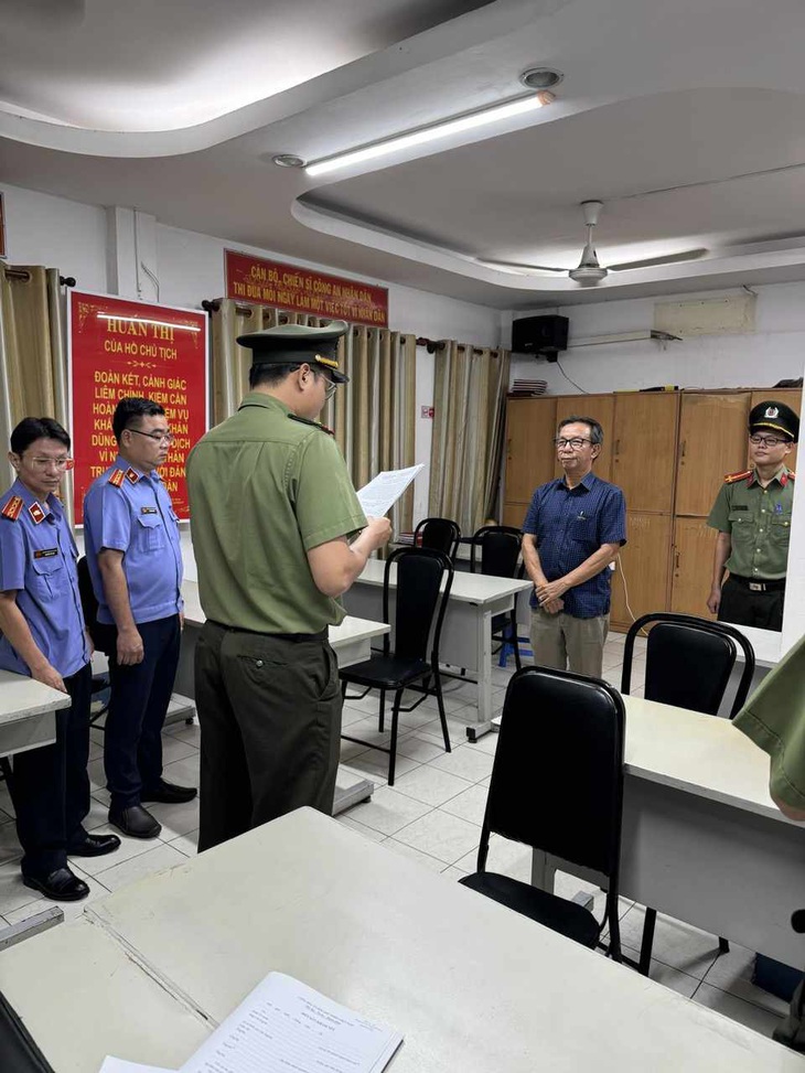 Cơ quan điều tra đọc lệnh khởi tố đối với ông Nguyễn Quang Thông - Ảnh: Công an TP.HCM cung cấp