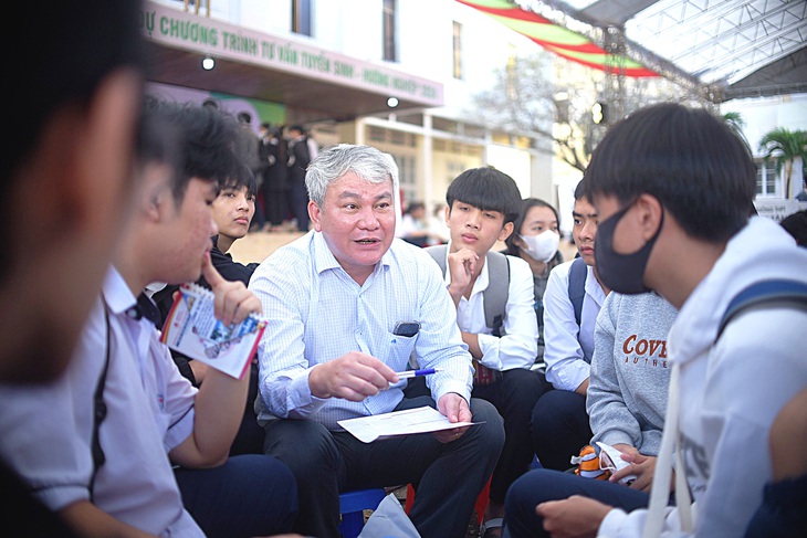 PGS.TS Bùi Hoài Thắng - trưởng phòng đào tạo Trường ĐH Bách khoa (ĐH Quốc gia TP.HCM) - tư vấn trực tiếp cho học sinh tham dự chương trình tại Phú Yên năm 2024 - Ảnh: LÂM THIÊN