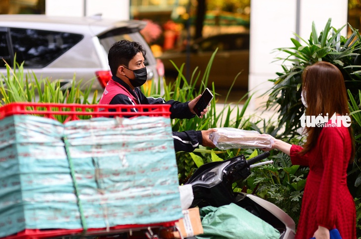 Với những món hàng được gói kín, shipper rất khó để kiểm tra - Ảnh: QUANG ĐỊNH