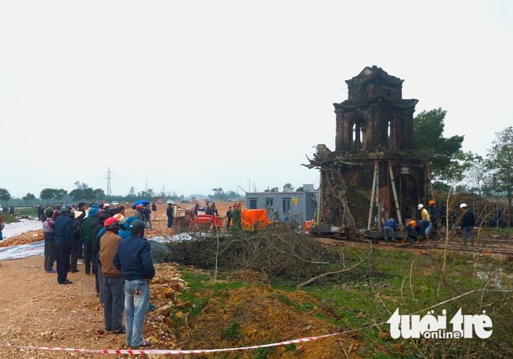 Quá trình di chuyển cổng đền được nhiều người dân đến hiện trường theo dõi - Ảnh: LÊ MINH