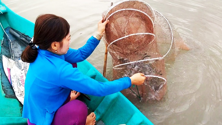 Khô cá kèo được nhiều người ưa chuộng trong dịp Tết nên cá có giá, nông dân có lãi cao - Ảnh: THANH HUYỀN