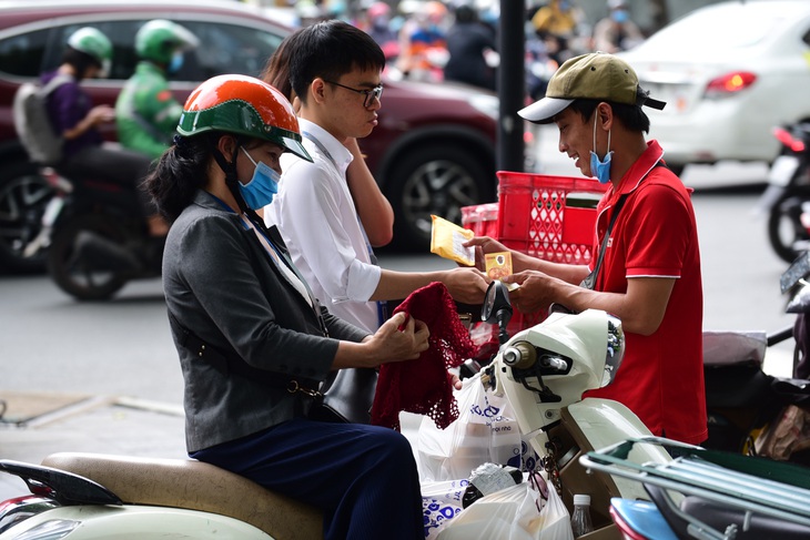  Việc mua hàng online xuyên biên giới ngày càng nở rộ - Ảnh: QUANG ĐỊNH