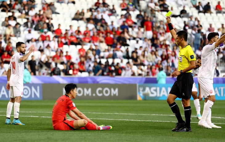 Son Heung Min bị phạt thẻ vàng - Ảnh: REUTERS