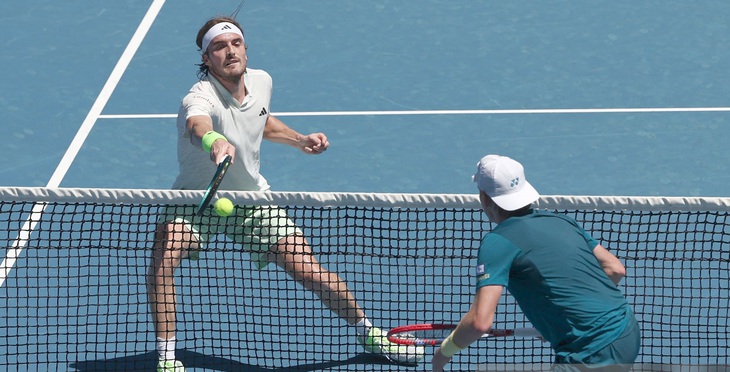 Stefanos Tsitsipas thò vợt sang sân đối phương ghi điểm gây sốt- Ảnh 1. Cú đánh bóng gây sốt của Stefanos Tsitsipas tại Úc mở rộng 2024 - Ảnh: GETTY IMAGES