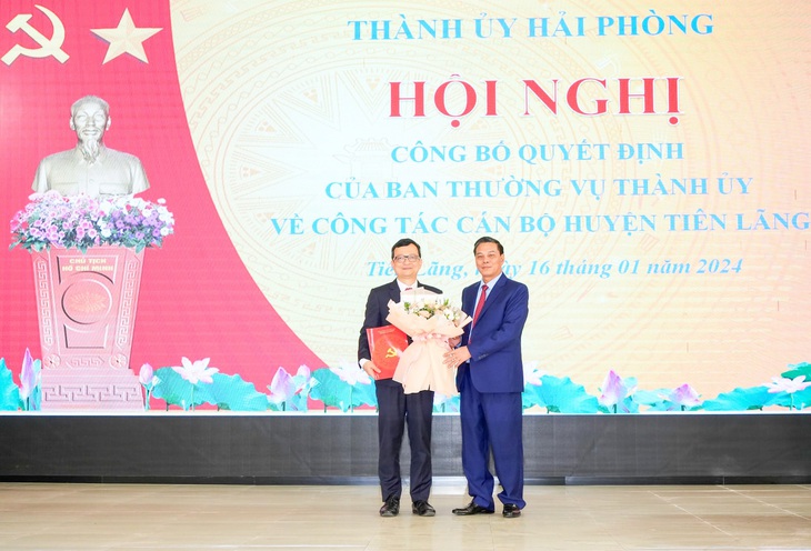 Ông Bùi Thành Cương - chủ tịch UBND huyện Tiên Lãng (bên trái) - được cho thôi giữ chức vụ phó bí thư Huyện ủy Tiên Lãng để chỉ định tham gia Đảng ủy khối doanh nghiệp thành phố Hải Phòng nhiệm kỳ 2020-2025 sau khi nhận 63,7% số phiếu tín nhiệm thấp - Ảnh: Đ.THANH