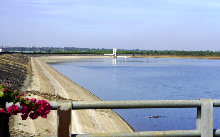 Đề nghị điều tiết, dự trữ nước ngọt để đối phó hạn hán kéo dài