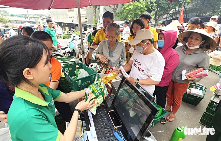 Giỏ quà Tết và thực phẩm thiết yếu được một siêu thị chưng bán lưu động tại Q.Bình Thạnh dịp cận Tết - Ảnh: NGUYỄN TRÍ