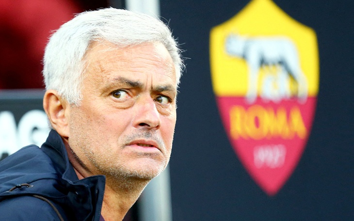 Quyết định phũ phàng trước sinh nhật 61 tuổi của Mourinho!