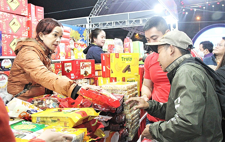 “Chợ Tết Công đoàn” do Liên đoàn Lao động TP Đà Nẵng tổ chức mỗi năm trước thềm Tết Nguyên đán hỗ trợ hàng chục nghìn phiếu mua hàng cho người lao động khó khăn - Ảnh: ĐOÀN NHẠN