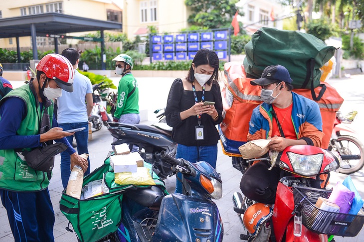 Người tiêu dùng đã quen với mua hàng trên các sàn thương mại điện tử - Ảnh: QUANG ĐỊNH