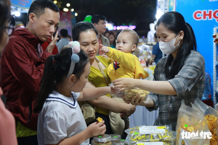 Gia đình chị Đặng Thanh Hoải Oanh đi tham quan và mua sắm Tết tại phiên chợ. Chị Oanh chia sẻ: 