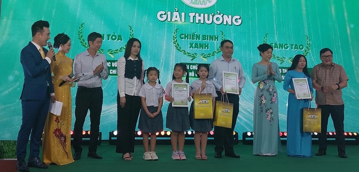 Ban tổ chức trao giải Lan tỏa, Chiến binh xanh và Sáng tạo - Ảnh: HOÀNG LÊ