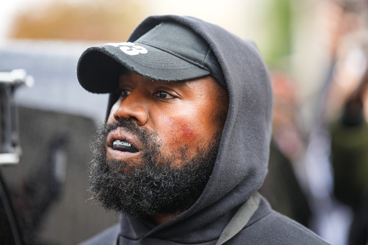 Kanye từng đeo một trang sức tương tự do hãng thời trang Balenciaga thiết kế trước đây - Ảnh: GETTY IMAGES