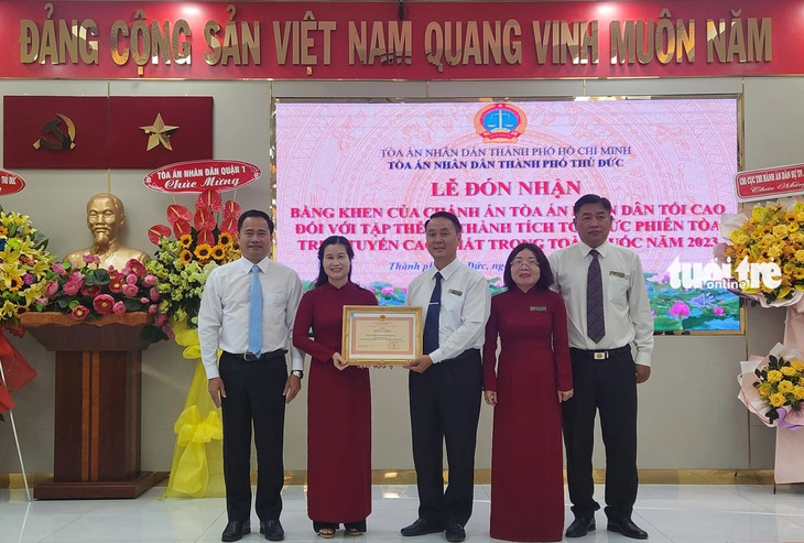 Ban lãnh đạo Tòa án nhân dân TP Thủ Đức vinh dự nhận bằng khen từ chánh án Tòa án nhân dân tối cao - Ảnh: ĐAN THUẦN