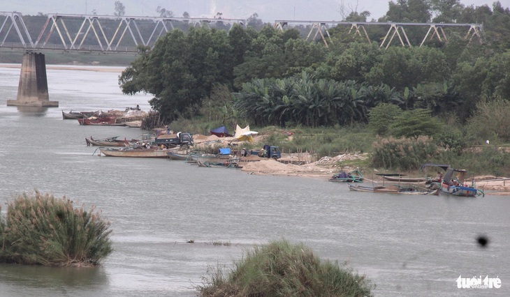 Những điểm tập kết cát trái phép hoạt động, hai xe tải vào lấy cát công khai - Ảnh: VĂN PHÒNG ĐÀ NẴNG