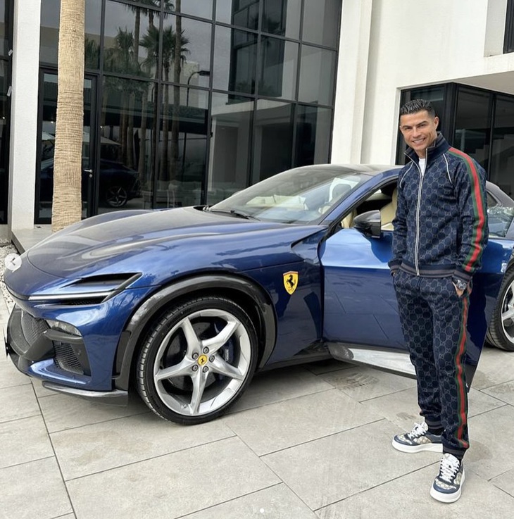 Cristiano Ronaldo bên cạnh chiếc Ferrari Purosangue mới tậu - Ảnh: CRISTIANO RONALDO