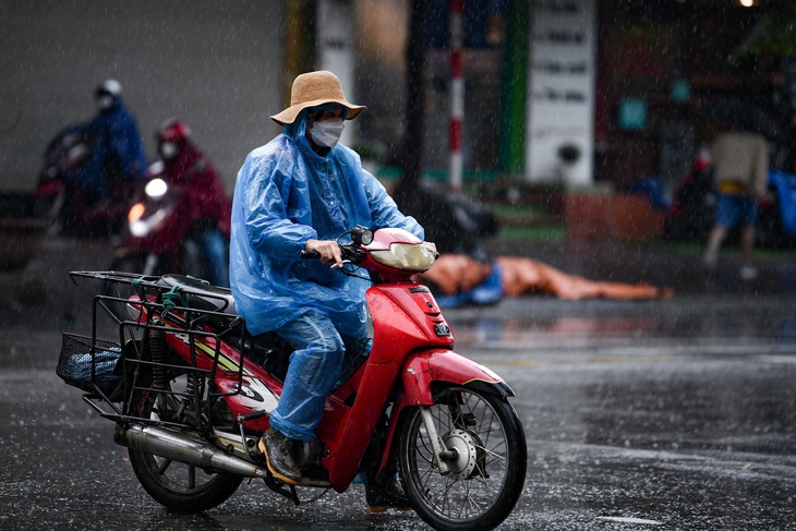 Không khí lạnh đang tràn xuống, từ đêm mai, miền Bắc mưa rét - Ảnh: NAM TRẦN