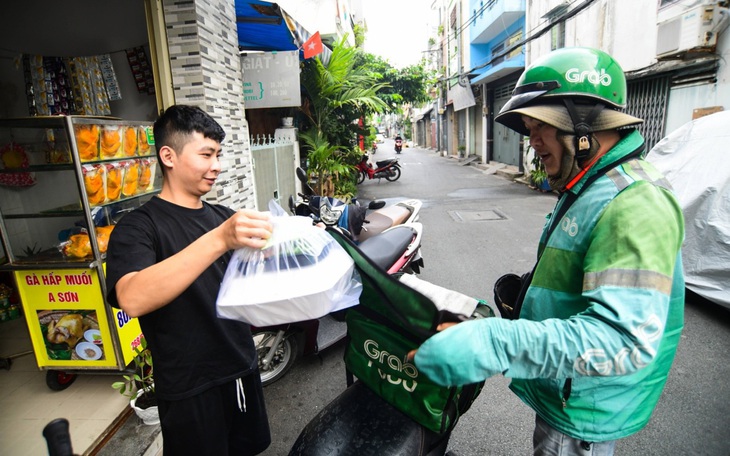 Quán trong hẻm kể chuyện bán gà hấp, cơm chiên trên ứng dụng