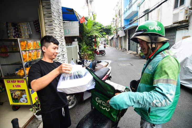 Liên kết với ứng dụng giao thức ăn giúp các chủ quán bán hàng tiện lợi hơn, đặc biệt là quán trong hẻm - Ảnh: QUANG ĐỊNH