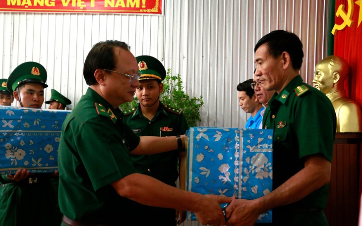 'Xuân biên phòng ấm lòng dân bản' chăm lo Tết cho người dân biên giới