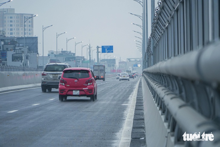 Xe cộ đi lại trên đường vành đai 2 trên cao, đoạn từ Vĩnh Tuy đến Ngã Tư Sở - Ảnh: PHẠM TUẤN