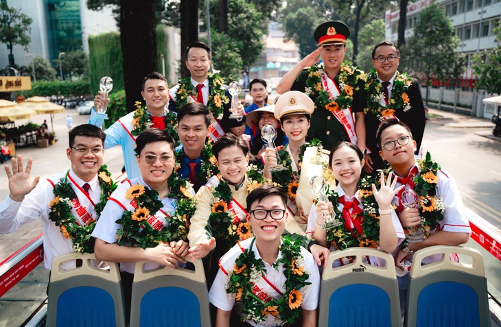 Các Công dân trẻ tiêu biểu TP.HCM năm 2023 tham quan trung tâm TP.HCM bằng xe buýt hai tầng ngay sau lễ vinh danh - Ảnh: THANH HIỆP