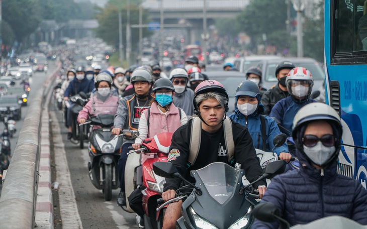 Ùn tắc, người Hà Nội chật vật sáng đầu tiên đi làm sau kỳ nghỉ