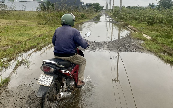 Đường sá khu tái định cư Đà Nẵng hơn 10 năm vẫn còn 'hố voi'