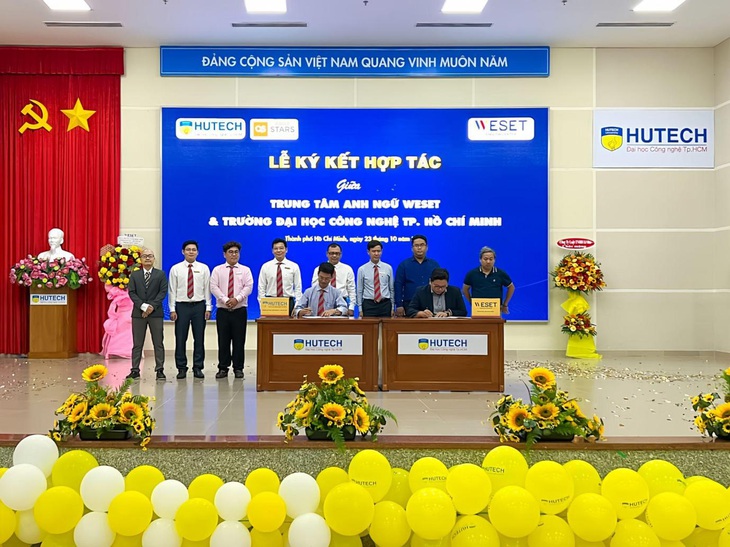 PGS TS. Nguyễn Thanh Phương - phó hiệu trưởng HUTECH cùng đại diện WESET English Center hoàn thành ký kết hợp tác