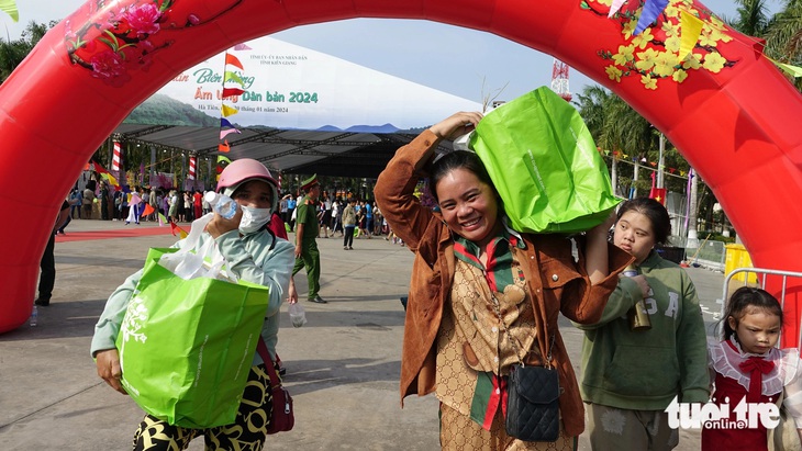 Người dân vùng biên Hà Tiên vui vẻ nhận quà Tết nhân dịp 