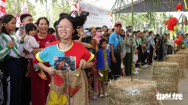 Các em học sinh vui chơi trò chơi dân gian trong ngày 