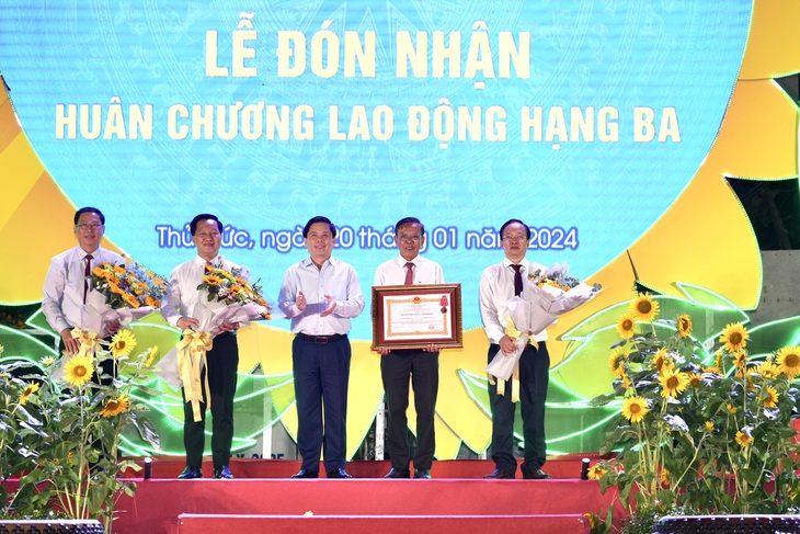 Tập thể Đảng bộ, chính quyền và nhân dân TP Thủ Đức nhận Huân chương Lao động hạng ba - Ảnh: HỮU HẠNH