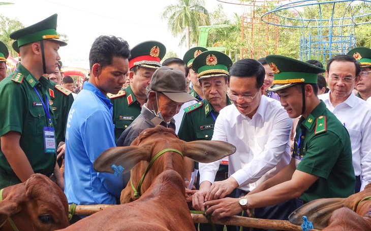 ‘Con bò giống, túi quà, cân gạo… là món quà ý nghĩa, thấm tình quân dân'