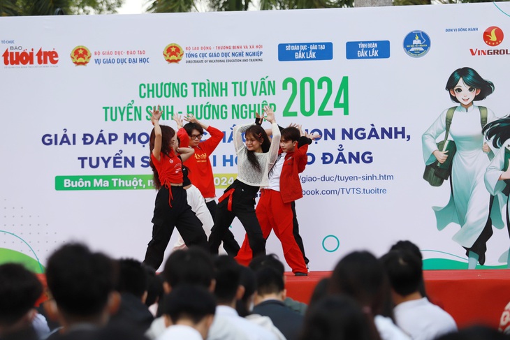 Hôm nay tư vấn tuyển sinh tại Đắk Lắk, Nam Định- Ảnh 5. Tiết mục văn nghệ sôi động trước khi chính thức bắt đầu chương trình tư vấn tại Trường đại học Tây Nguyên (567 Lê Duẩn, TP Buôn Ma Thuột, Đắk Lắk) sáng 20-1 - Ảnh: TRUNG TÂN