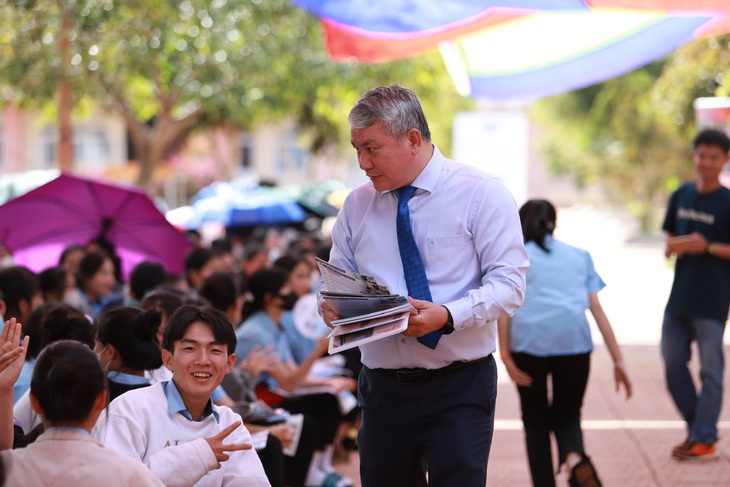 PGS.TS Bùi Hoài Thắng - trưởng phòng đào tạo Trường đại học Bách khoa (Đại học Quốc gia TP.HCM) - tư vấn thêm cho các học sinh tại chương trình chiều 20-1 - Ảnh: THẾ THẾ