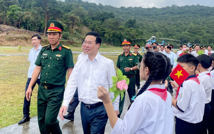 Chủ tịch nước thăm, tặng quà Tết cho lực lượng vũ trang và người dân trên đảo Thổ Châu