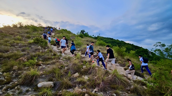 Du khách du lịch trekking trước hết nên đảm bảo an toàn cho bản thân - Ảnh: MINH CHIẾN