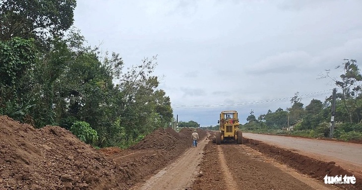 Đất được san lấp kém chất lượng đã bị đại diện Ban A yêu cầu gạt ra hai bên, múc đổ đi nơi khác để lấy đất đúng quy chuẩn san lấp - Ảnh: H.D.