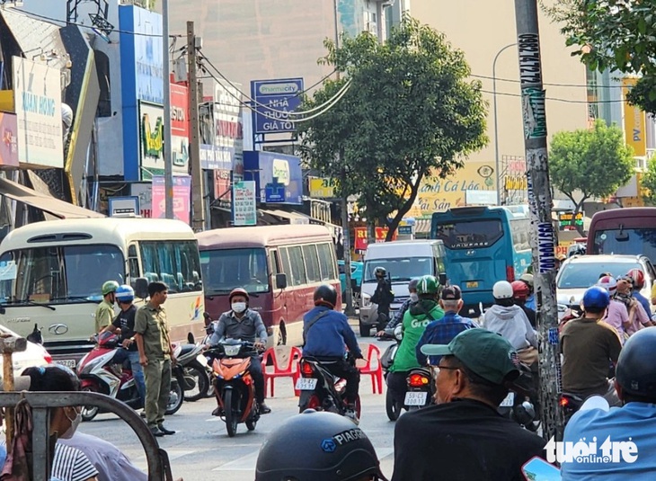 Lực lượng chức năng phong tỏa đoạn đường phía trước quán bar để kiểm tra - Ảnh: NGỌC KHẢI