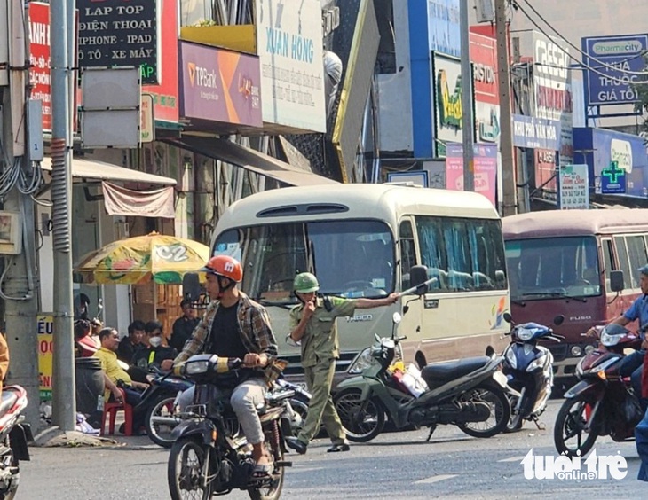 Công an phong tỏa đoạn đường phía trước quán bar ở quận Tân Phú - Ảnh: NGỌC KHẢI