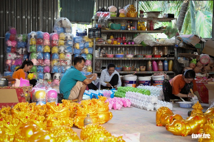 Mỗi dịp Tết đến, không khí tại làng heo đất Lái Thiêu càng thêm tất bật - Ảnh: P.Q