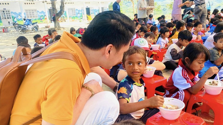 Trương Thư Hoàng - trưởng nhóm Hữu duyên Sài Gòn - trao quà Tết ở huyện Đam Rông (Lâm Đồng) - Ảnh: T.KHÔI