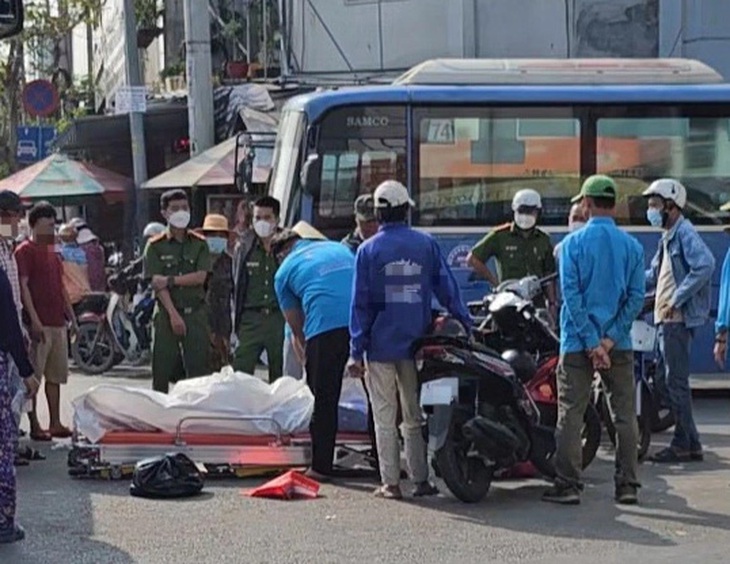 Thi thể nạn nhân được đưa về nhà xác để phục vụ công tác khám nghiệm, điều tra - Ảnh: B.H.