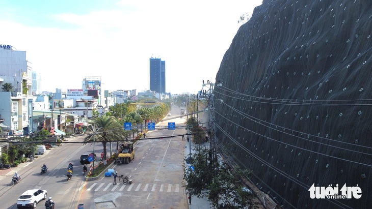 Đoạn núi bà Hỏa đã được bọc lưới thép chống sạt lở và rào chắn trên đường Nguyễn Tất Thành đã được dỡ bỏ, dự kiến thông tuyến trở lại vào ngày 25-1 - Ảnh: LÂM THIÊN