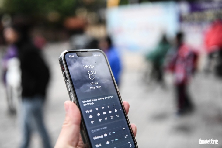 Lúc 7h12 sáng 23-1, nhiệt độ tại Hà Nội trên app thời tiết cập nhật là 8 độ C - Ảnh: NAM TRẦN